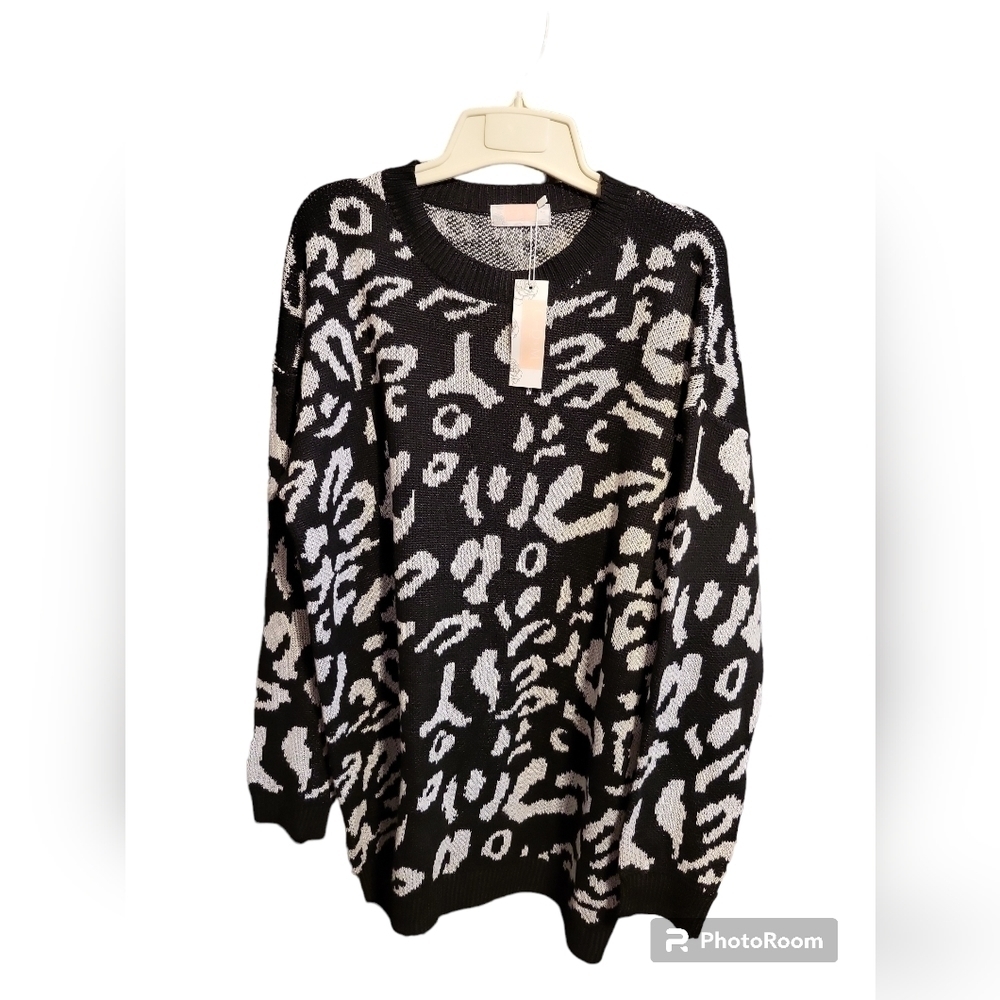 NWT CDM Oversized Sweater Small black and white animal print